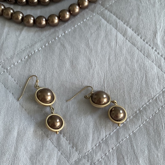 Lia Sophia pearl choker necklace with matching earrings - Picture 5 of 6